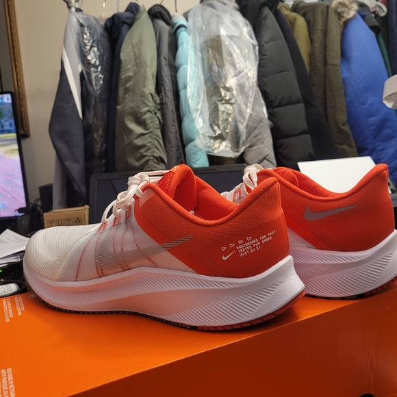 Man's Nike Sneaker - Picture 2 of 10